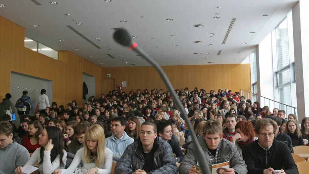 - informativni dan za bodoče &scaron;tudente in dijake 2010 - Pravna fakulteta UL, predavalnica <br><br><br>///FOTO: Luka Cjuha