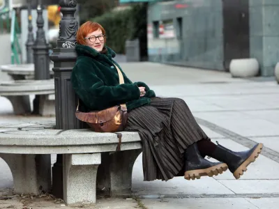 Pisateljica in prevajalka Agata Tomažič je kriminalni roman Čmrljev žleb, ki je iz&scaron;el pri založbi Goga, postavila v izmi&scaron;ljeno podalpsko vasico Strmčnik.