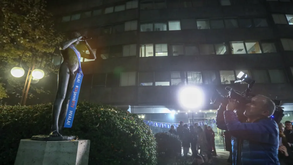 Na RTV Slovenija bo v torek delo potekalo brez prekinitve, saj je vršilec dolžnosti generalnega direktorja stavkajočim ponudil stavkovni sporazum.