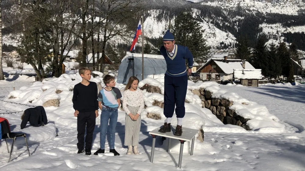 Včeraj so v Mojstrani premierno odigrali predstavo o znamenitem skakalcu Janezu Poldi.