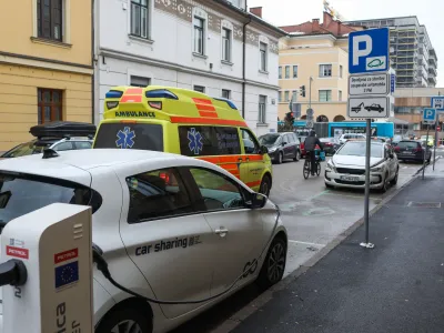 - električna polnilnica - polnilna postaja - električna mobilnost -električna polnilnica za električno vozilo - - polnilna postaja - električna mobilnost- 25.01.2023 – Vrhovčeva ulica 10 v Ljubljani - Avant2Go parkirišče Poliklinika - brezplačno parkiranje električnega vozila – 100 % električni car sharing - //FOTO: Bojan Velikonja