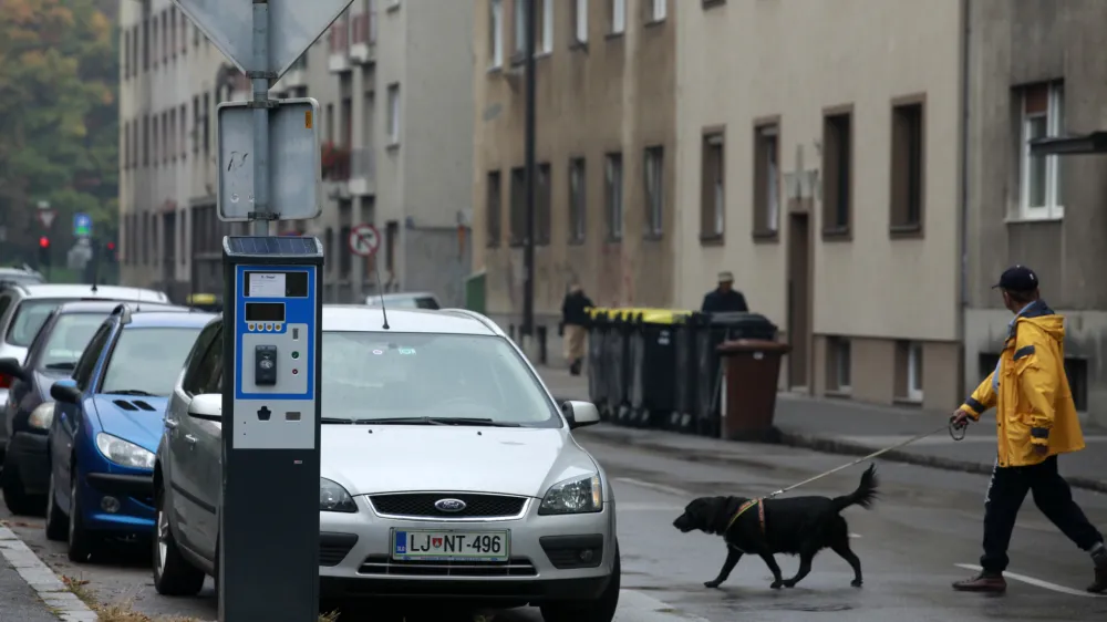 - 9.10.2013 - Parkomat - Medvedova ulica v Ljubljani - parkiranje - parkirni avtomat - ljubljanski mestni promet //FOTO: Luka Cjuha