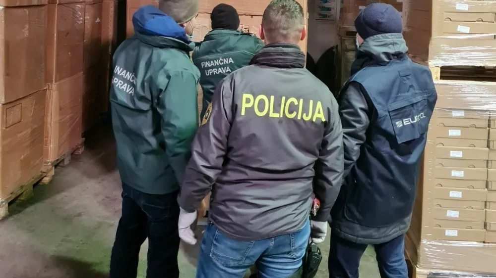 Slovenski policiji in Fursu so v eni najobsežnej&scaron;ih akcij pri nas priskočili na pomoč tudi francoski policisti in Europol.