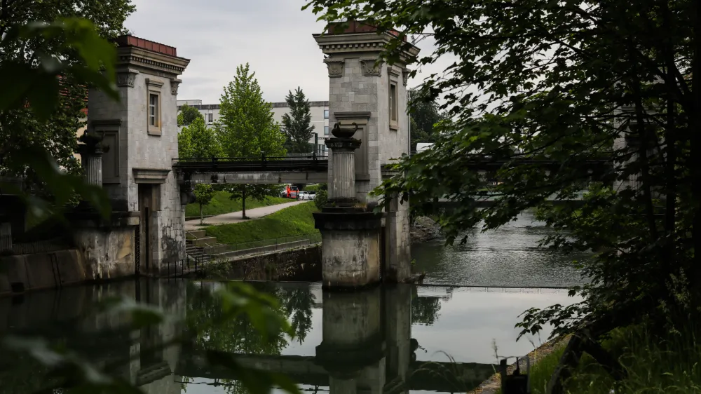 - 19.05.2020 &ndash; Vodna Plečnikova zapornica Ambrožev trg na Ljubljanici je dotrajana &ndash; predvidena je sanacija obstoječega objekta, celovite izgradnje vodarskega informacijskega sistema ter ureditev centralnega nadzornega sistema //FOTO: Bojan Velikonja