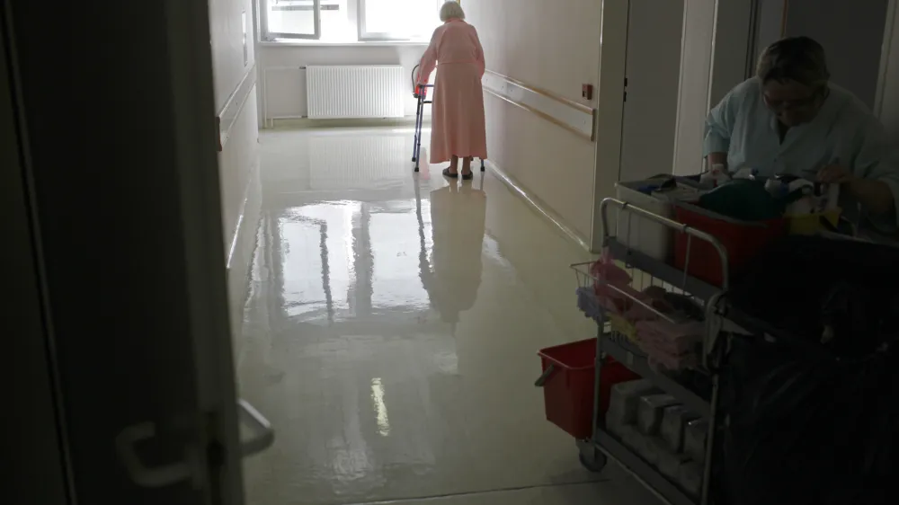 - Negovalna bolnišnica, Vrazov trg 1 - negovalni oddelek za bolnike, ki potrebujejo podaljšanje neakutnega zdravljenja iz oddelkov UKC//FOTO: Jaka Gasar