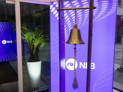 ﻿- simbolična fotografija - NLB -- trgovanje z vrednostnimi papirji - delnice - obveznice - zvonec na Ljubljanski borzi;<br><br><br>- 14.11.2018 – Ljubljanska borza - Delnice NLB so začele kotirati na ljubljanski in londonski borzi. S tem se je končala prodaja 65 odstotkov največje banke v državi po metodi IPO. Država je ohranila 35-odstotni delež, med večjimi lastniki pa sta po novem ameriški sklad in EBRD. //FOTO: Matjaž Rušt