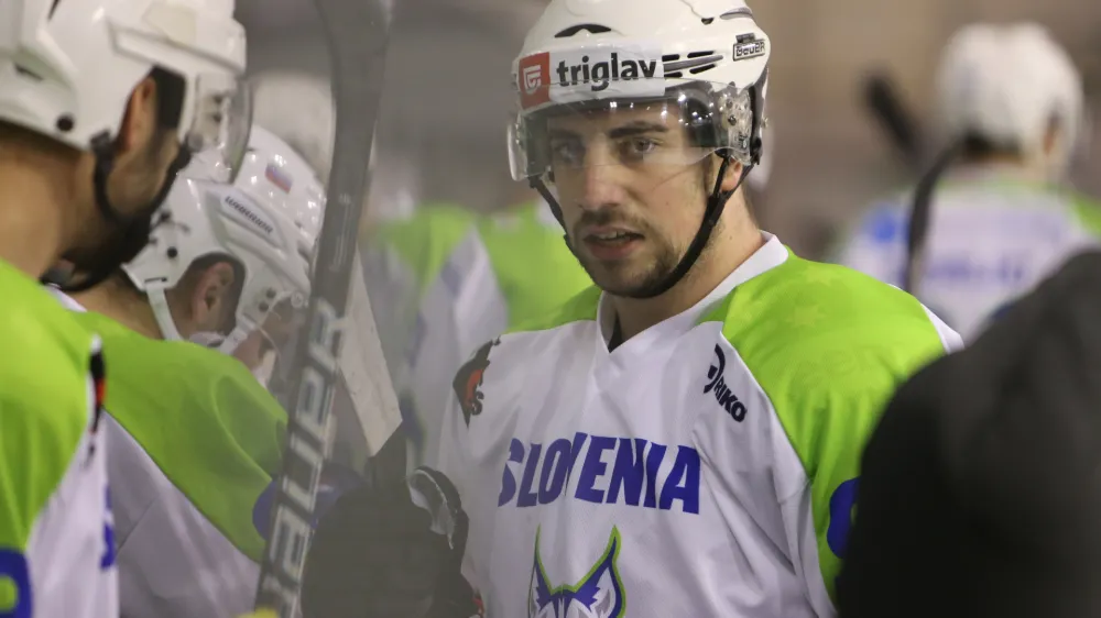 Nik Sim&scaron;ič<br> - 15.04.2017 - Hokejska zveza Slovenije (HZS) - hokejska reprezentanca na drugi pripravljalni tekmi pred svetovnim prvenstvom v Parizu v Ljubljani gostila Kazahstan in po kazenskih strelih izgubila z 1:2, hokej      //FOTO: Bojan Velikonja