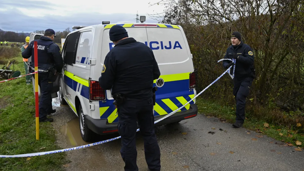 - nadaljevanje del pri Avto šoli Ježica iz smeri Črnuč (odsek z oznako revizijski jašek 129) - 23.11.2022 – gradnja - projekt povezovalni kanal C0 na trasi Brod – Ježica: nadaljevanje del, kjer je bila gradnja od aprila 2020 zaradi onemogočanja dostopa do gradbišča in tudi fizičnega oviranja izvajalca s strani lastnikov sosednjih zemljišč na tem območju večkrat prekinjena in nato zaustavljena//FOTO: Nik Erik Neubauer 