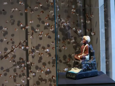 Majhen nabiralnik za prostovoljne prispevke: če si mu pod ritko vtaknil kovanec, ti je v zahvalo pokimal. 