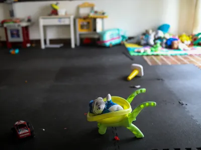 simbolična fotografija, otroške igrače, otroštvo, otroci, zloraba otrok.- 14.12.2022 – Ankaran - Nastanitveni center za ukrajinske begunce Debeli rtič - Begunski otroci iz Ukrajine v Sloveniji – begunci - //FOTO: Bojan VelikonjaOPOMBA: REPORTAŽA ZA NEDELJSKI 2022