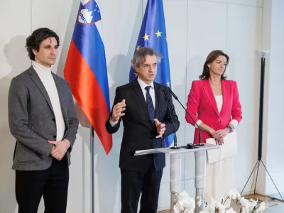 Brdo pri Kranju, Kongresni center Brdo.<br>Vrh koalicije, na katerem so obravnavali izhodisca za reformo placnega sistema v javnem sektorju, na dnevnem redu tudi stanovanjska politika, davcna in solska reforma.<br>Minister za delo Luka Mesec, predsednik vlade Robert Golob in zunanja ministrica Tanja Fajon?