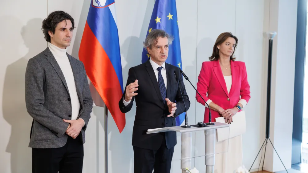 Brdo pri Kranju, Kongresni center Brdo.<br>Vrh koalicije, na katerem so obravnavali izhodisca za reformo placnega sistema v javnem sektorju, na dnevnem redu tudi stanovanjska politika, davcna in solska reforma.<br>Minister za delo Luka Mesec, predsednik vlade Robert Golob in zunanja ministrica Tanja Fajon?