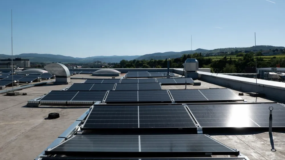 Ljubljanska občina &scaron;e izbira partnerja za gradnjo sončnih elektrarn na občinskih stavbah. Družba SES pa načrtuje, da bo &scaron;e letos poleti končala gradnjo sončnih elektrarn na treh nakupovalnih sredi&scaron;čih v prestolnici.&nbsp;