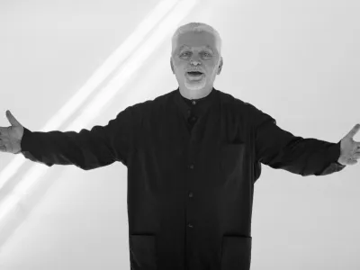 FILE - Franco-Spanish fashion designer Paco Rabanne acknowledges the applause at the end of his fall-winter 2000/2001 collection on March 3, 2000 in Paris, France. The Spanish-born pace-setting designer known for perfumes sold worldwide and his metallic, space-age fashions, has died, the group that owns his fashion house announced on its website Friday Feb.3, 2023. He was 88. (AP Photo/Remy de la Mauviniere, File)