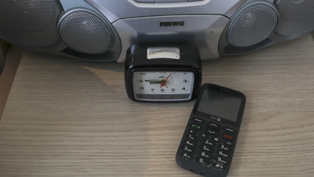 - simbolična fotografija – starejši občani – starostniki - upokojenci - radio - ura - mobilni telefon<br><br>- 20.01.2023 - SeneCura - Dom starejših občanov Komenda, Juhantova pot 9,<br> <br>//FOTO: Jaka Gasar