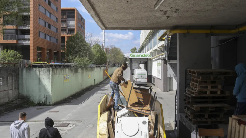  <br>- 20.04.2022 &ndash; propadajoči kompleks - nekdanja tiskarna Mladinska knjiga MKT print v lasti britanskega sklada, Dunajska cesta 123 v Ljubljani - Bežigrad<br> <br>//FOTO: Jaka Gasar