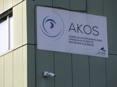 ﻿stavba AKOS<br><br><br>- 09.01.2020 - Agencija za komunikacijska omrežja in storitve RS - javni shod proti uvajanju tehnologije 5G v Sloveniji v organizaciji Gibanja za človeku prijazno tehnologijo ob robu posveta mobilnih operaterjev o uvajanju tehnologije 5G; //FOTO: Jaka Gasar