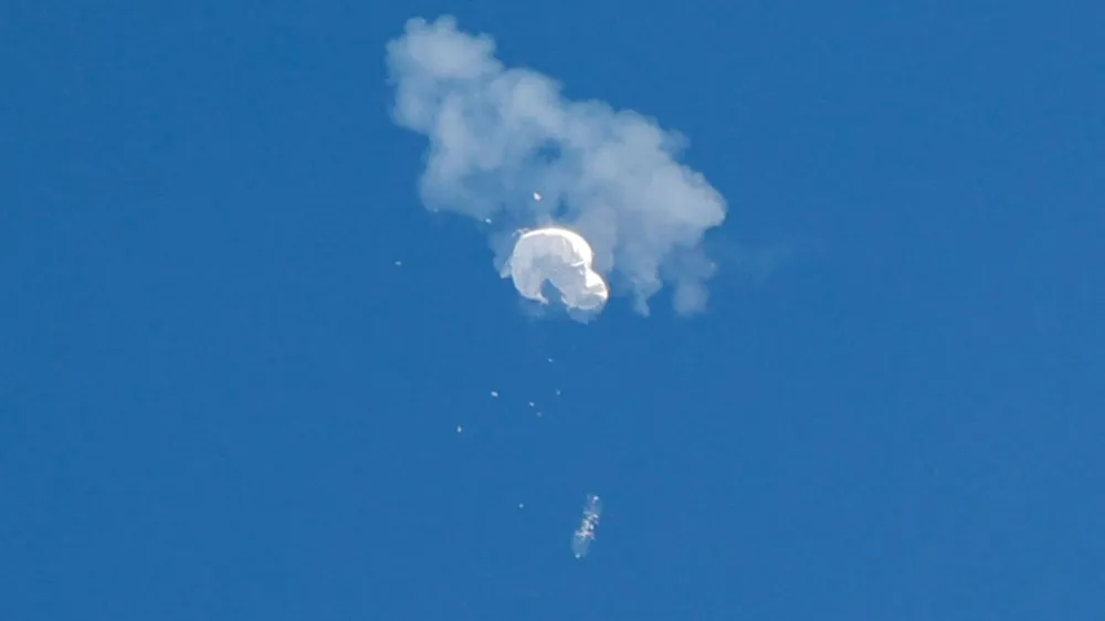 The suspected Chinese spy balloon drifts to the ocean after being shot down off the coast in Surfside Beach, South Carolina, U.S. February 4, 2023. REUTERS/Randall Hill
