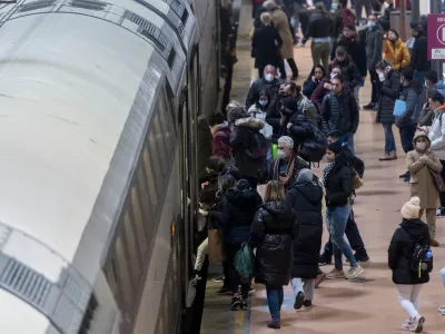 07 February 2023, Spain, Madrid: Passengers are seen at Puerta de Atocha-Almudena Grandes station. Spain's Council of Ministers will today approve the decree to revoke the mandatory use of masks on public transport. However, it will continue to be mandatory in health centres and services such as hospitals, dental clinics, pharmacies and retirement homes, even if in the latter it will only be mandatory for the professionals who work there. Photo: Alberto Ortega/EUROPA PRESS/dpa