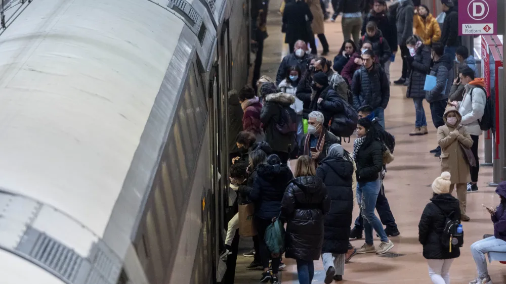 07 February 2023, Spain, Madrid: Passengers are seen at Puerta de Atocha-Almudena Grandes station. Spain's Council of Ministers will today approve the decree to revoke the mandatory use of masks on public transport. However, it will continue to be mandatory in health centres and services such as hospitals, dental clinics, pharmacies and retirement homes, even if in the latter it will only be mandatory for the professionals who work there. Photo: Alberto Ortega/EUROPA PRESS/dpa