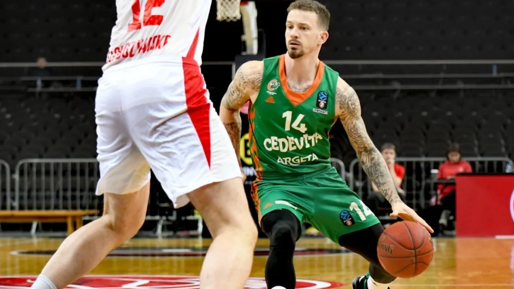 Ko&scaron;arka Olimpije Josh Adams je vseh svojih devet točk dosegel že v prvem polčasu tekme proti Prometeju. F KK Cedevita Olimpija / Tine Ružič