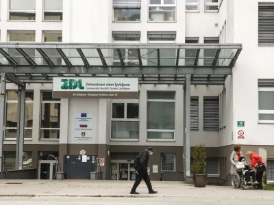 V Zdravstvenem domu Ljubljana (na fotografiji je bežigrajska enota) pomanjkanje zaposlenih blažijo s šestimi pogodbenimi zdravniki. 