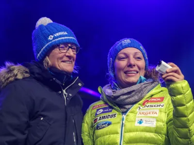 ﻿njena mama, trenerka in serviserka smuči Darja Črnko, alpska smučarka Ilka Štuhec  - 05.12.2016 - Maribor - sprejem za alpsko smučarko Ilko Štuhec, ki je na smuku svetovnega pokala v Lake Louisu prišla do dveh zmag.    //FOTO: Jaka Gasar