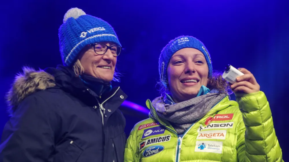 ﻿njena mama, trenerka in serviserka smuči Darja Črnko, alpska smučarka Ilka Štuhec  - 05.12.2016 - Maribor - sprejem za alpsko smučarko Ilko Štuhec, ki je na smuku svetovnega pokala v Lake Louisu prišla do dveh zmag.    //FOTO: Jaka Gasar