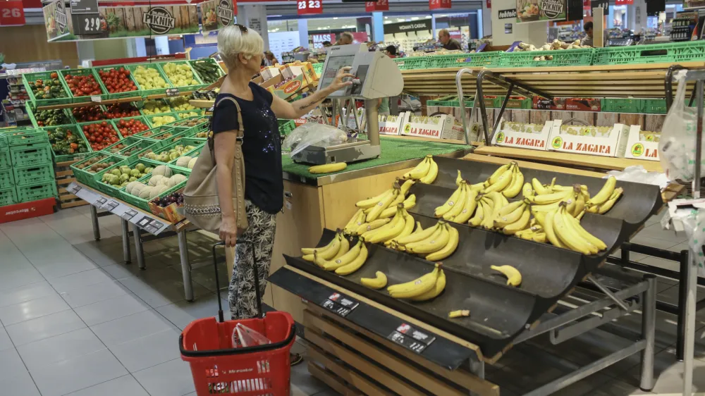 ﻿- sadje in zelenjava - banane - samopostrežna tehtnica -  potrošniki - <br><br><br>- 06.07.2015 - Mercator center Šiška v Ljubljani - Hipermarket, Cesta Ljubljanske brigade 33 -     ///FOTO: Jaka Gasar