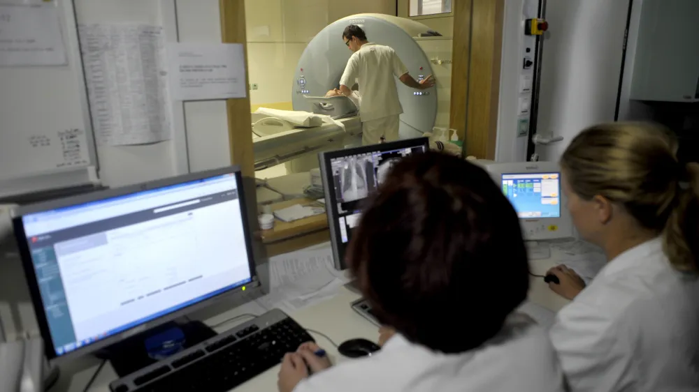 - ilustrativna fotografijazdravniki, asistenti, sestre, medicina, zdravstvene preiskave, zdravstveni pregled, radiologija, bolnišnica, zdravje, magnetna resonanca- Klinični inštitut za radiologijo UKC v Ljubljani ob mednarodnem dnevu radiologije predstavili nove metode zdravljenja;//FOTO: Tomaž Zajelšnik