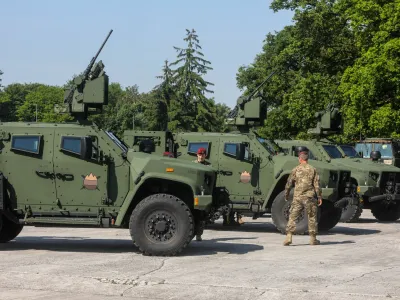 - lahko oklepno vozilo SV LKOV 4x4, proizvajalca Oshkosh Defense.<br><br><br>- 05.06.2021 - Vojanica Edvarda Peperka v Ljubljani - Slovenska vojska (SV) - predstavitev novih 38 lahkih kolesno oklepnih vozil LKOV 4x4 z integrirano oboroitveno postajo M153 Kongsberg.<br> <br>//FOTO: Bojan Velikonja