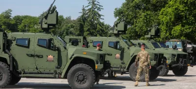 - lahko oklepno vozilo SV LKOV 4x4, proizvajalca Oshkosh Defense.<br><br><br>- 05.06.2021 - Vojanica Edvarda Peperka v Ljubljani - Slovenska vojska (SV) - predstavitev novih 38 lahkih kolesno oklepnih vozil LKOV 4x4 z integrirano oboroitveno postajo M153 Kongsberg.<br> <br>//FOTO: Bojan Velikonja