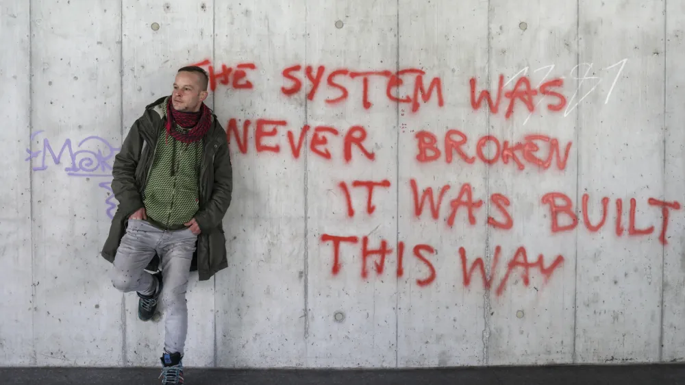 - 11.02.2023 - NEVID(e)NA LUBLANA: Pokažem ti svoje mesto - vodniki z izku&scaron;njo brezdomstva vas popeljejo na skupno odkrivanje druge plati Ljubljane - Tura z Ga&scaron;perjem ob 200. &scaron;tevilki časopisa Kralji ulice  - brezdomci //FOTO: Jaka Gasar