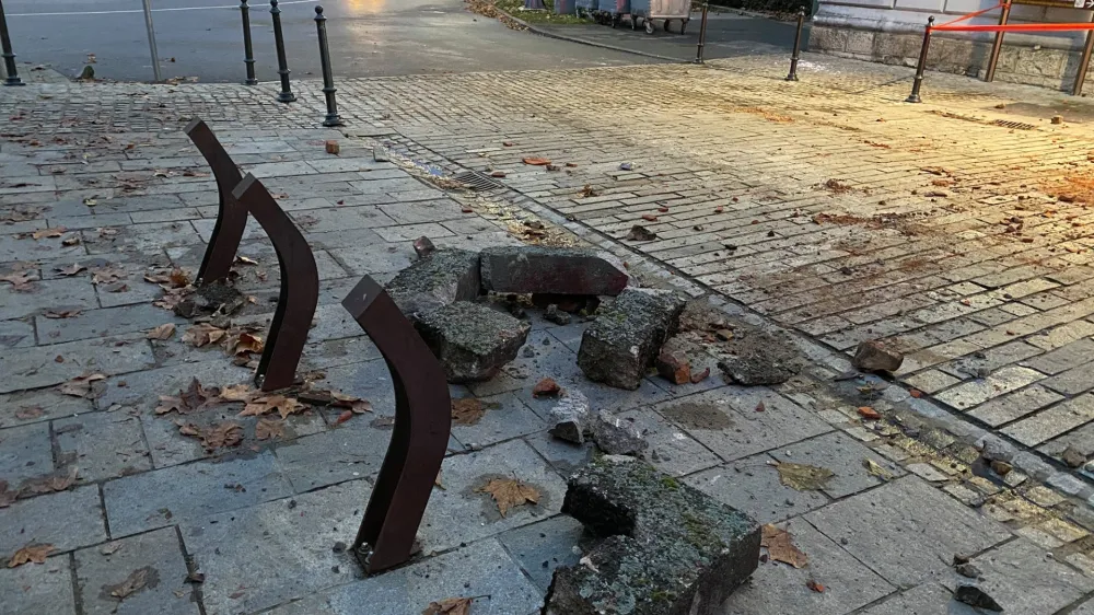 ﻿Hrvaska, Sisak.<br>Hrvasko je danes okoli 6.30 prizadel potres z magnitudo 5,2. Zarisce potresa je bilo 12 kilometrov jugozahodno od Siska, po prvih podatkih so ga cutili prebivalci celotne Slovenije.