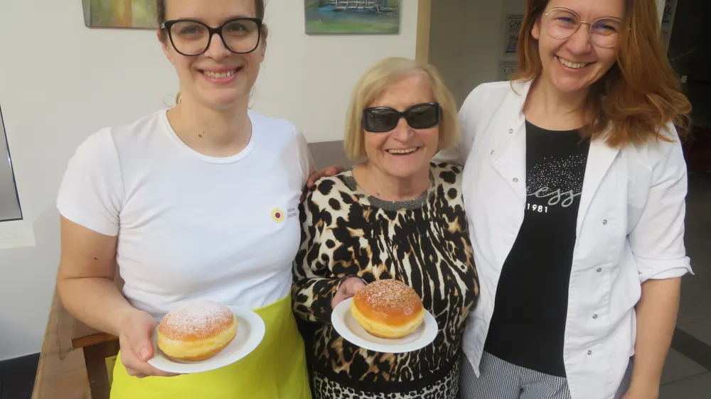 Po slastnih krofih rada poseže tudi 93-letna stanovalka doma Jelka Pe&scaron;ič, ob njej domska kuharica Suzana Zavodnik (levo) in vodja službe prehrane Jerneja Ovniček. F Dragana Stanković 