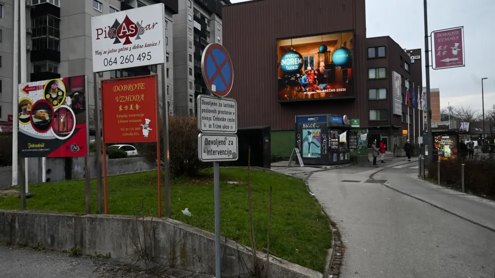  - 20.12.2022 - Oglaševalski plakati v Ljubljani. //FOTO: Nik Erik Neubauer