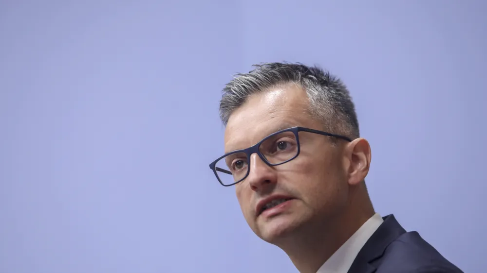 - 26.07.2022 – Marjan Šarec, igralec, radijski novinar, imitator in politik – nekdanji župan Kamnika od leta 2010 do 2018, nekdanji predsednik vlade od leta 2018 do 2020, minister za obrambo od 1. junija 2022 v 15. vladi RS pod vodstvom Roberta Goloba /FOTO: Jaka GasarOPOMBA: INTERVJU ZA OBJEKTIV 2022