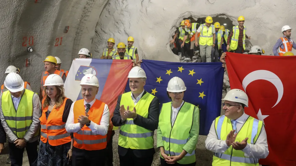 - 13.06.2022 - slavnostni dogodek preboja prvega predora Mlinarji ob gradnji drugega tira železniške proge Divača-Koper, govorniki bodo predsednik uprave 2TDK Pavle Hevka, minister za infrastrukturo Bojan Kumer, turški minister za promet in infrastrukturo Adil Karaismailoglu, direktor družbe Kolektor CPG Kristjan Mugerli ter predsednik upravnega odbora Yapi Merkezi Basar Arioglu; pred predorom Mlinarji, ČRNI KAL //FOTO: Jaka Gasar