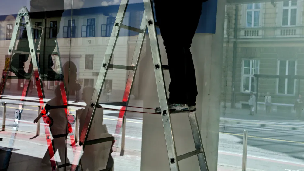 ﻿- simbolična fotografija - prekarno delo - delo na črno (šušmarji) - lestev - delavec - kariera - vzpon - gospodarska rast - //FOTO: Bojan Velikonja