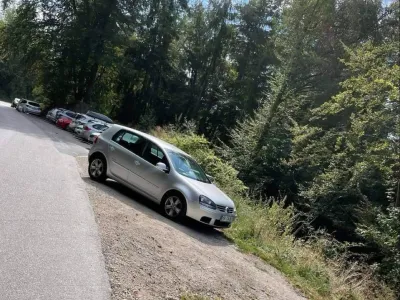 Avtomobili, parkirani ob cesti, ovirajo promet, cesta je manj pregledna, parkirišča so zgrajena napačno, poudarjajo v KS Jošt.