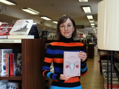 Pisateljica Anja Mugerli s svojim novim romanom Pričakovanja, ki je pravkar izšel pri Cankarjevi založbi. 