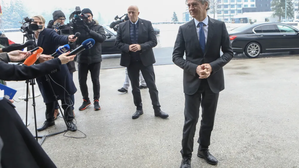 Varnostniki predsednika vlade Roberta Goloba delujejo neposredno pod generalnim sekretariatom vlade in ne v sklopu policijskega centra za varovanje in zaščito.