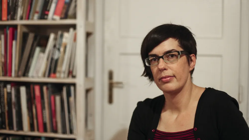 - 11.12.2015 - Jana Putrle Srdić, pesnica in producentka za intermedijsko umetnost, ki občasno pi&scaron;e tekste o umetni&scaron;kem filmu in prevaja poezijo   ///FOTO: Luka Cjuha.