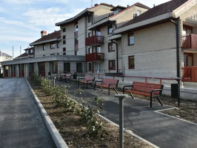 Občina Brežice je stavbo nekdanjega doma upokojencev na Prešernovi cesti 13 v Brežicah na podlagi pogodbe o brezplačnem prenosu državnega premoženja dobila leta 2018. Stavbo je prenovila in prednostno namenila občanom s posebnimi potrebami. Foto: Občina Brežice