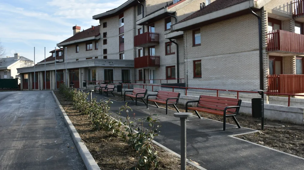 Občina Brežice je stavbo nekdanjega doma upokojencev na Prešernovi cesti 13 v Brežicah na podlagi pogodbe o brezplačnem prenosu državnega premoženja dobila leta 2018. Stavbo je prenovila in prednostno namenila občanom s posebnimi potrebami. Foto: Občina Brežice