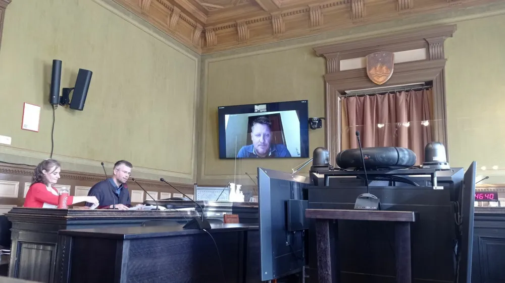 Po več kot letu dni iskanja stika z njim je Sa&scaron;a Ignjatović prek video povezave pričal na sojenju proti Martini Veseljko. Pojasnil je, da denarja od nje ni nikoli zahteval, jo je pa večkrat prosil za (finančno) pomoč. 