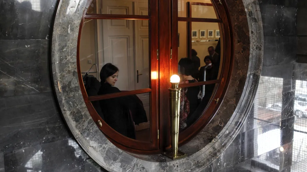 Ustavno sodišče (na fotografiji notranjost stavbe na Beethovnovi) se je pri presojanju težko popravljivih posledic – v primeru, da izvajanje zakona o RTVS zadrži ali ga dopusti – odločilo za zadržanje zakona. In povzročilo nove dileme in težave. Foto: Jaka Gasar 