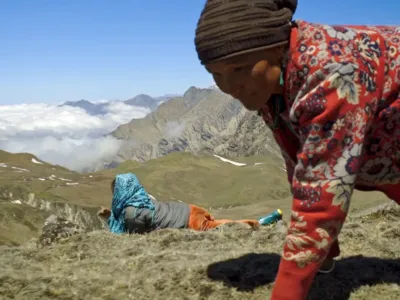 Dokumentarec Goba z vrha sveta je posnel antropolog Matjaž Pinter. Yarsagumba je redka goba, znana tudi kot himalajsko zlato. Pred desetletjem je Nepal zajela prava gobarska mrzlica. Foto: arhiv DEF