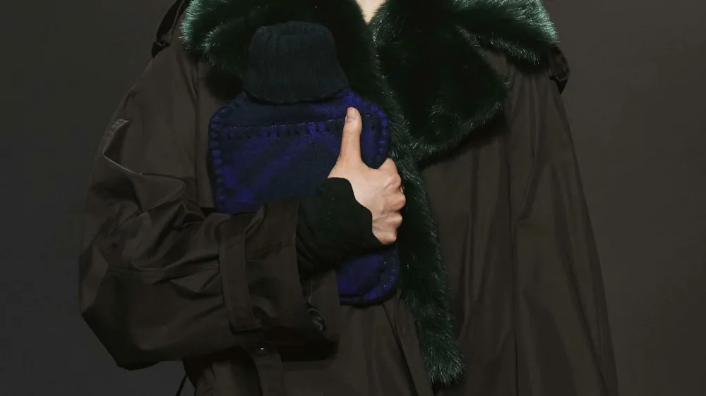 Kolekcija je prinesla žive barve, karo vzorec ter kombinacijo industrializma in britanske romantike. Nenavadna kombinacija, ki dobro deluje v tej kolekciji in spo&scaron;tuje Burberryjevo zgodovino. Lee je po predstavi izpostavil, da želi znamko obogatiti s kosi, ki so funkcionalni, revijo pa je odprl z trenčkotom z dodatkom zelenega umetnega krzna. Skozi prihajajoče videze so se izmenjevali vpadljivi kosi, kot so tisti z bolj ekstravagantnim perjem in krznom, ter funkcionalni, kot so parke, dežni pla&scaron;či in cargo hlače.