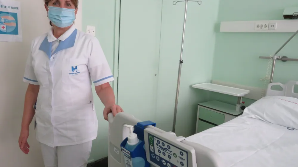 Jožica Re&scaron;etič je že 40 let predana bolnikom v novome&scaron;ki bolni&scaron;nici, med drugim je bila glavna sestra kirur&scaron;kega oddelka, zdaj pa je koordinatorica zdravstvene nege.&nbsp;